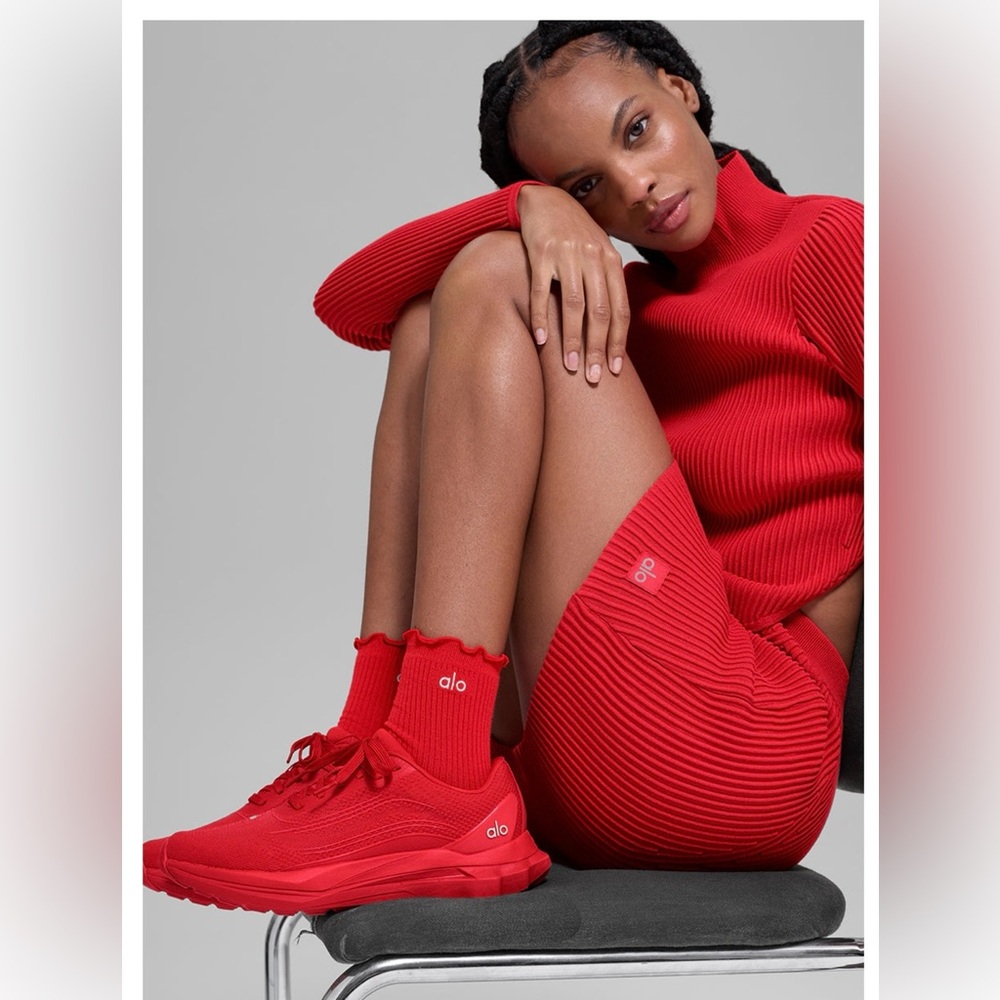 NEW ALO Yoga Bright Red Lettuce Edge Socks size S/M - Picture 3 of 4